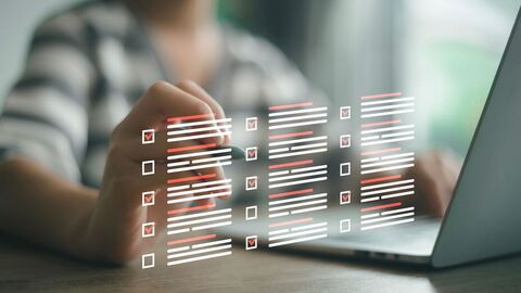 Grafik: Notebook und virtuelle Checkliste