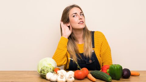 Newsletter abonnieren Frau, die ihre Hand ans Ohr hält