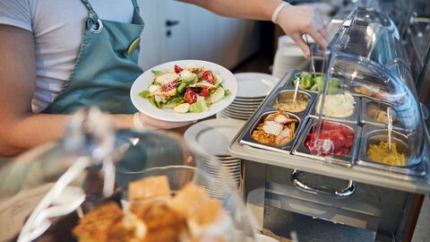 Essensausgabe einer Mensa