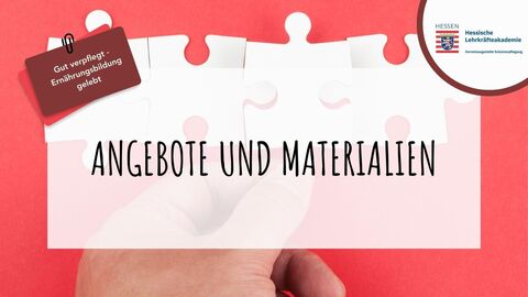 Angebote und Materialien Im Vordergrund ein weißer Kasten, auf dem "Angebote und Materialien" steht. Im roten Hintergrund eine Hand, die Puzzleteile hält.