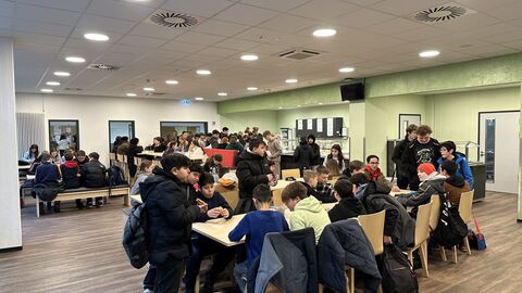 Gruppe Bistro mit Schülern