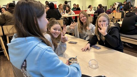 Daumen hoch Eine Gruppe von Schülern