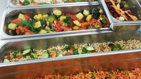 Verschiedene Salate in der Salatbar