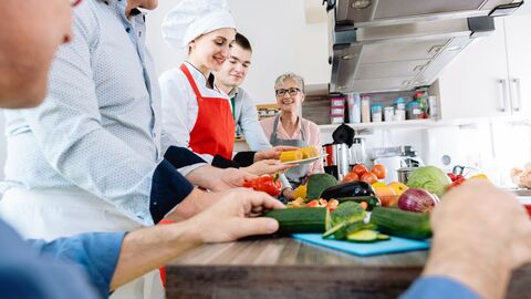 Bild zum Thema Eine Gruppe in einer Küche beim gemeinsamen Kochen