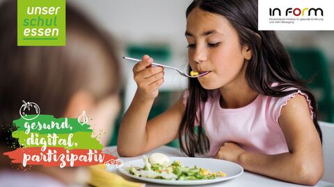 Ein Kind in einer Schulmensa