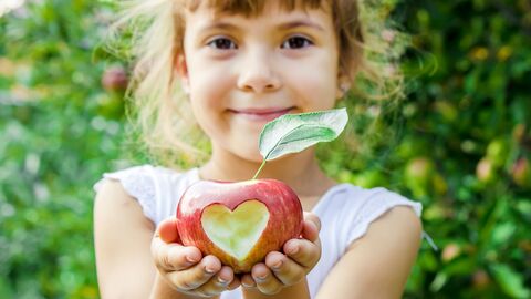 Angebote Mädchen mit angeknabbertem Apfel