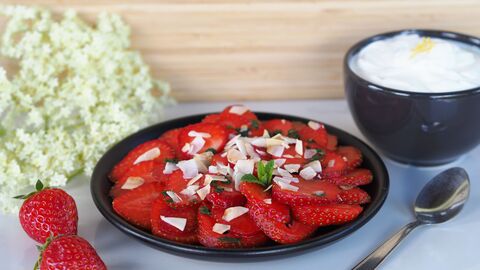 Erdbeer-Carpaccio mit Holunderquark und einigen Zutaten