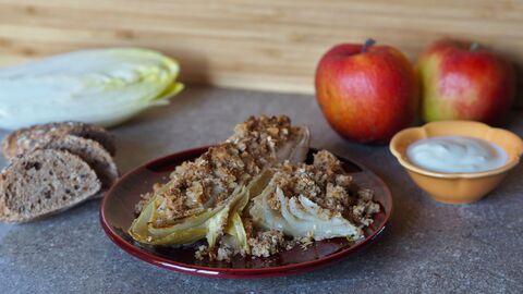 Teller mit gebackenem Chicorée mit Knusper-Kruste, im Hintergrund die Zutaten