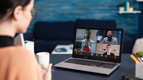 Online-Veranstaltung Lehrerin bei einer Videpkonferenz