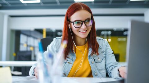 Eine Praktikantin bei der Recherche