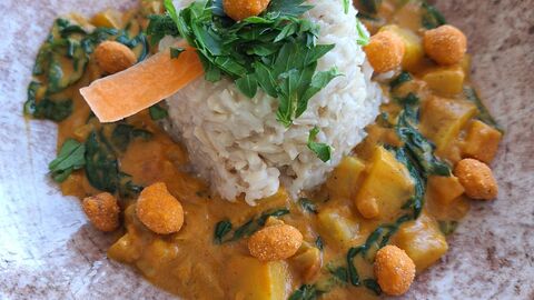 Bild Gemüse-Erdnuss-Curry Auf dem Bild befindet sich eine Portion Gemüse-Erdnuss-Curry mit Reis