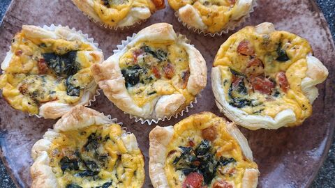 Bild Blätterteig-Mini-Quiche  Auf diesem Bild befindet sich ein Teller mit sieben Blätterteig-Mini-Quiches