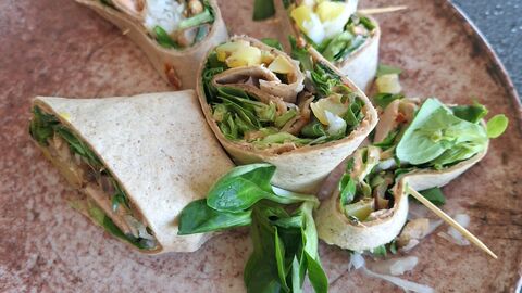 Bild Herzhafter Wrap Auf dem Bild befindet sich ein Teller auf dem herzhaft zubereitet Wraps mit Salat, Gemüse, Käse und Aufstrich dekoriert sind.