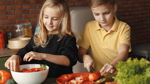 Werkstatt Ernährung Zwei Kinder beim Kochen