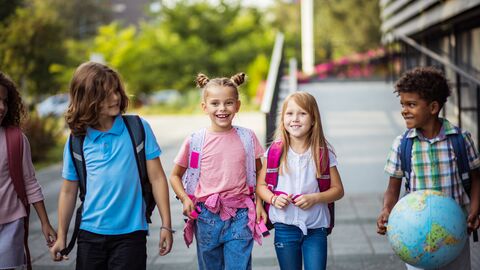 Umweltschutz und Nachhaltigkeit Schüler vor einer Schule