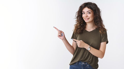 Frau, die mit dem Finger auf etwas zeigt