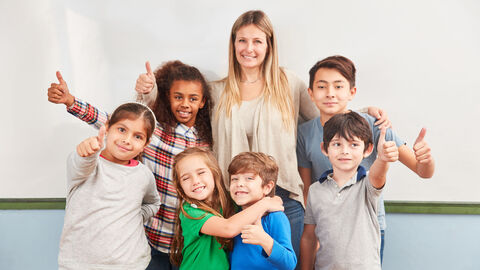 Ganztagsschulen Eine Gruppe von Schulkindern mit ihrer Lehrerin