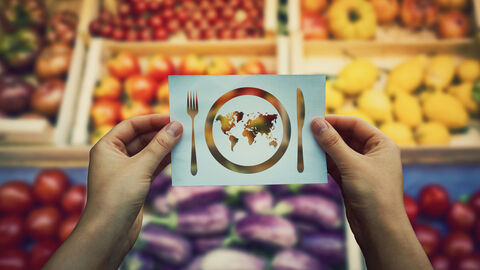Nachhaltigkeit und Ernährung Ein Einkaufszettel mit dem Bild der Welt im Supermarkt