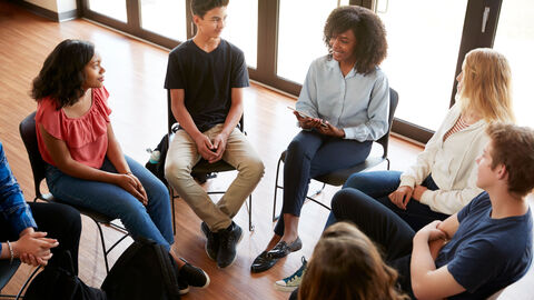 Eine kleine Gruppe von Personen, die im Gespräch ist