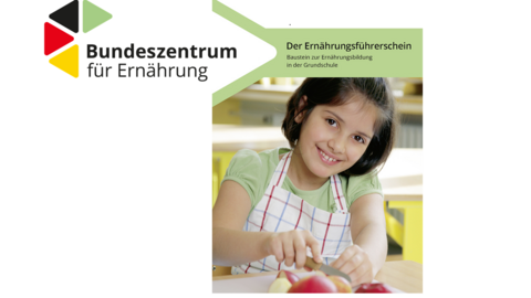 Ein kochendes Mädchen und der Schriftzug des Bundeszentrums für Ernährung Titelseite des Handbuchs zum Ernährungsführerschein