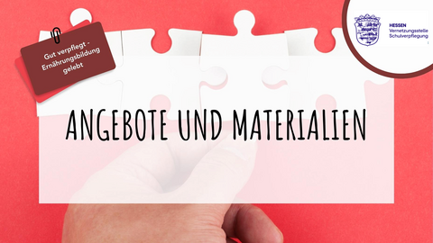 Im Vordergrund ein weißer Kasten, auf dem "Angebote und Materialien" steht. Im roten Hintergrund eine Hand, die Puzzleteile hält.