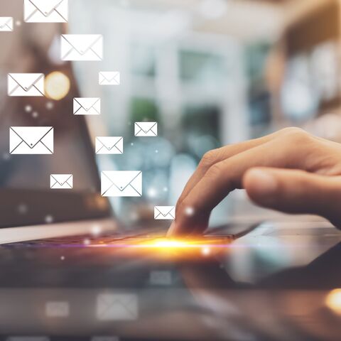 Newsletter Notebook mit Symbolen von E-Mails