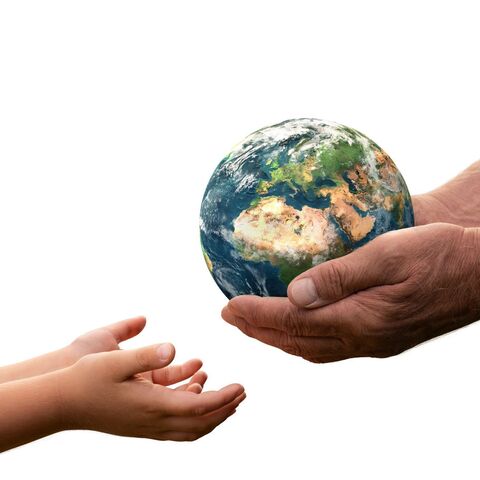 Zwei Händepaare, die eine Weltkugel überreichen 