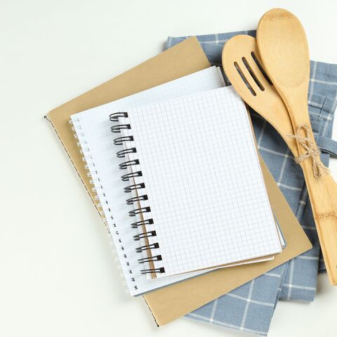Rezepte und Warenkunde Kochlöffel und Notizblock