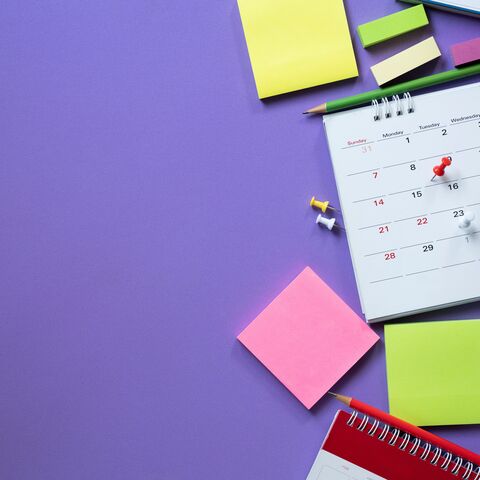 Veranstaltungskalender Kalender und Notizzettel auf einem Tisch